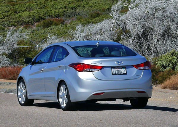 Новый седан Hyundai безошибочно узнаваем - не только спереди, но и на взгляд с «кормы».