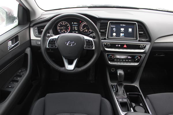 Салон Hyundai Sonata радует продуманной эргономикой