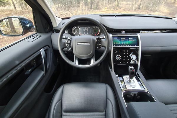 Интерьер у машины полностью обновлен, и теперь по качеству отделки практически не уступает флагманским моделям Range Rover