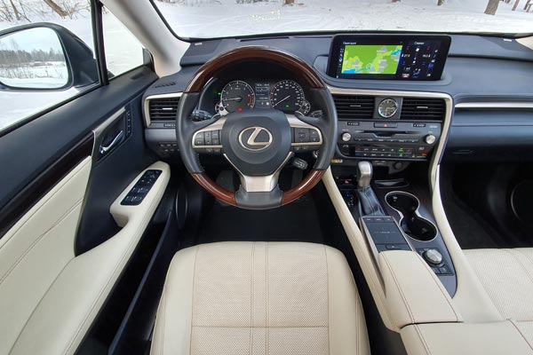 Салон Lexus RX играет на контрастах. Большой планшет мультимедиа соседствует со старомодной центральной консолью