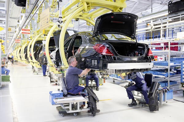 В Зиндельфингене очень гордятся тем, что все автомобили S-Класса производятся только на местном заводе