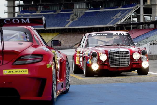 Гоночный автомобиль семидесятых Mercedes-Benz AMG 300 SEL 6.8 по прозвищу Rote Giant («Красный гигант»), созданный на базе седана 300 SEL 6.3. На переднем плане, слева, фрагмент болида SLS AMG GT3.