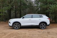 По периметру кузова практичный пластиковый обвес