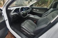 Передние кресла оснащены электроприводом