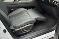 В максимальной комплектации даже есть оттоманка у пассажирского кресла