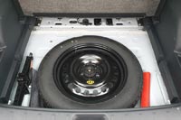 Под полом багажника запасное колесо - докатка