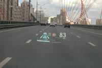 Проекционный дисплей на лобовом стекле снабжает водителя важнейшей информацией о поездке