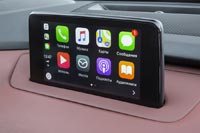 Мультимедийная система теперь способна взаимодействовать со смартфонами через приложения Android Auto и Apple CarPlay
