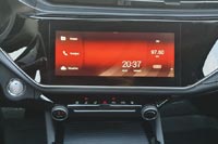 Мультимедийная система с большим экраном и поддержкой приложений Apple CarPlay и Android Auto