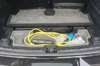 Под полом багажника ниша для зарядного устройства