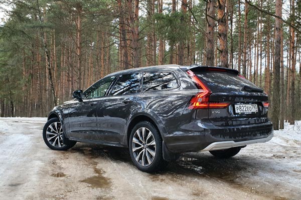 Самый доступный Volvo V90 Cross Country с бензиновым двигателем мощностью 249 л.с стоит 4 155 000 рублей