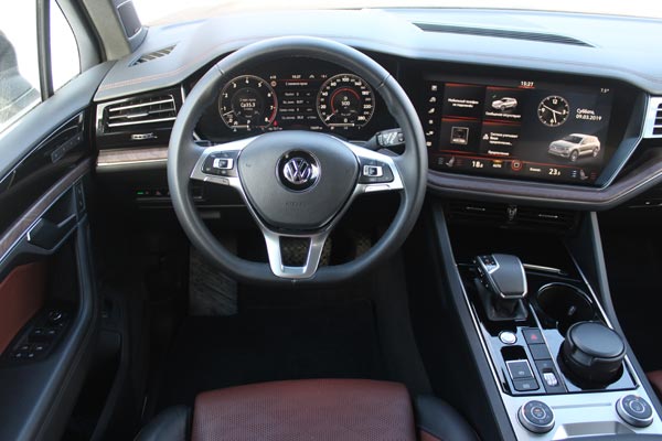 У Volkswagen Touareg на передней панели – два огромных телевизора, с помощью которых можно управлять почти всеми функциями